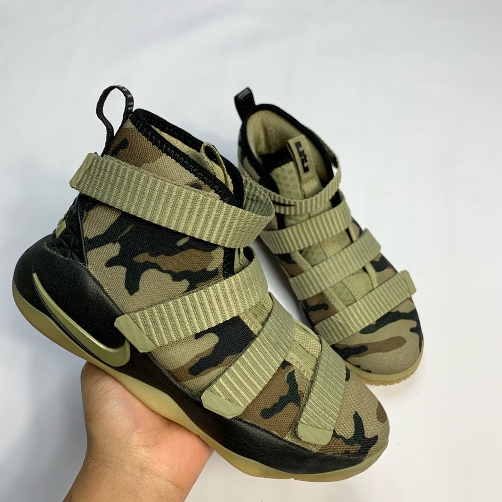 Boys Nike shoes 2Y